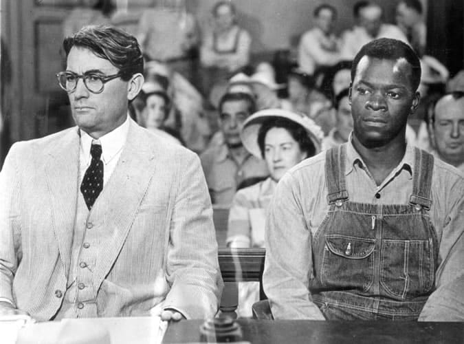 Gregory Peck portant un costume en seersucker dans le rôle d'Atticus Finch dans To Kill a Mockingbird (1962)