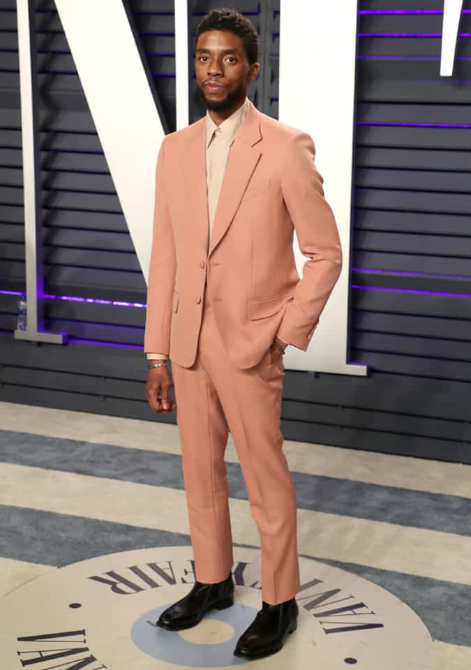 Chadwick Boseman en costume rose pastel